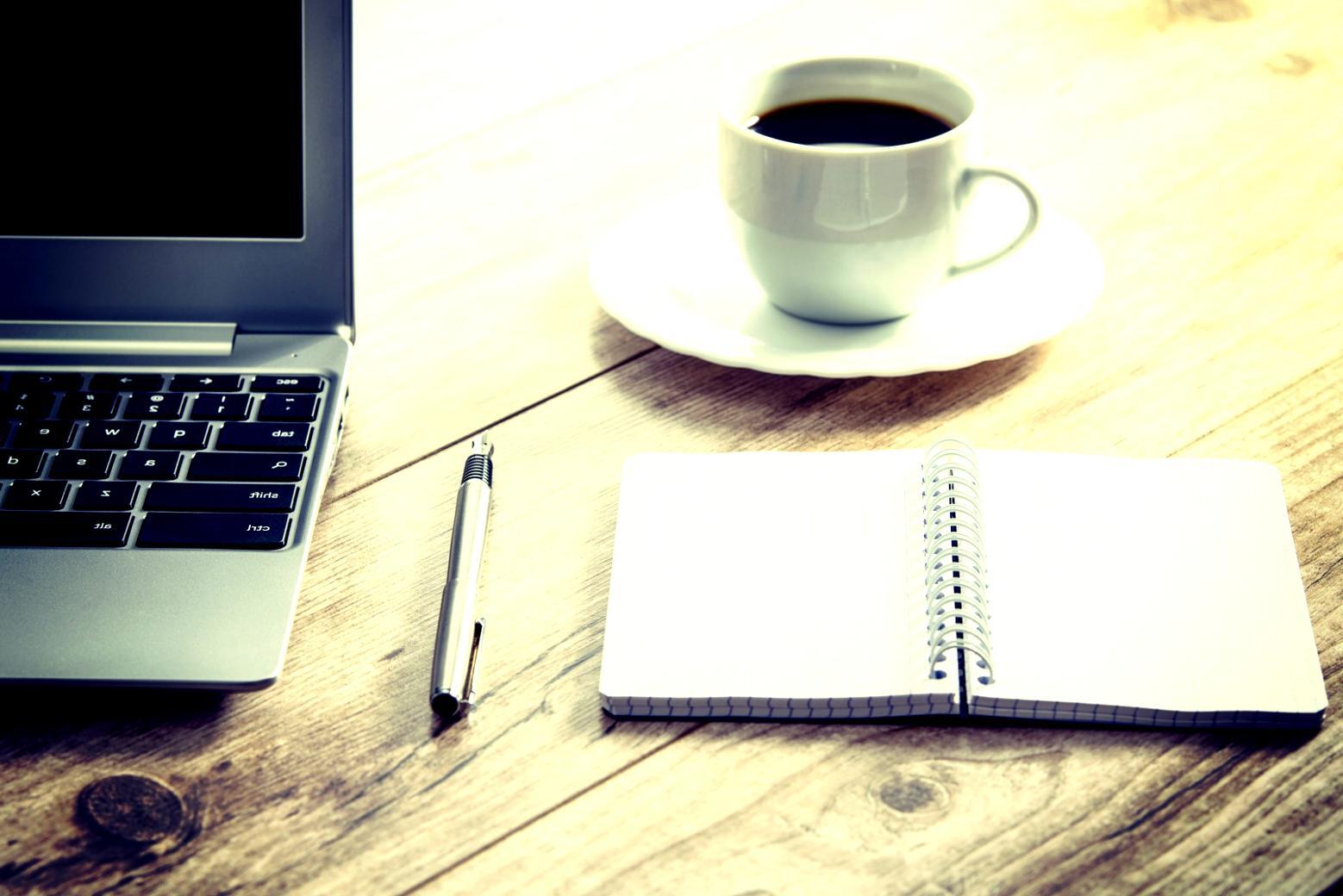 Participant lucrând pe laptop la buget personal într-o sesiune practică de curs