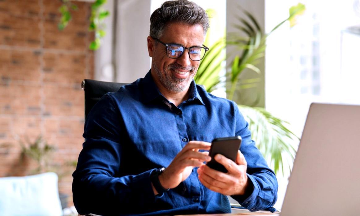 Grafice financiare afișate pe ecran de laptop, reprezentând progres în gestionare buget